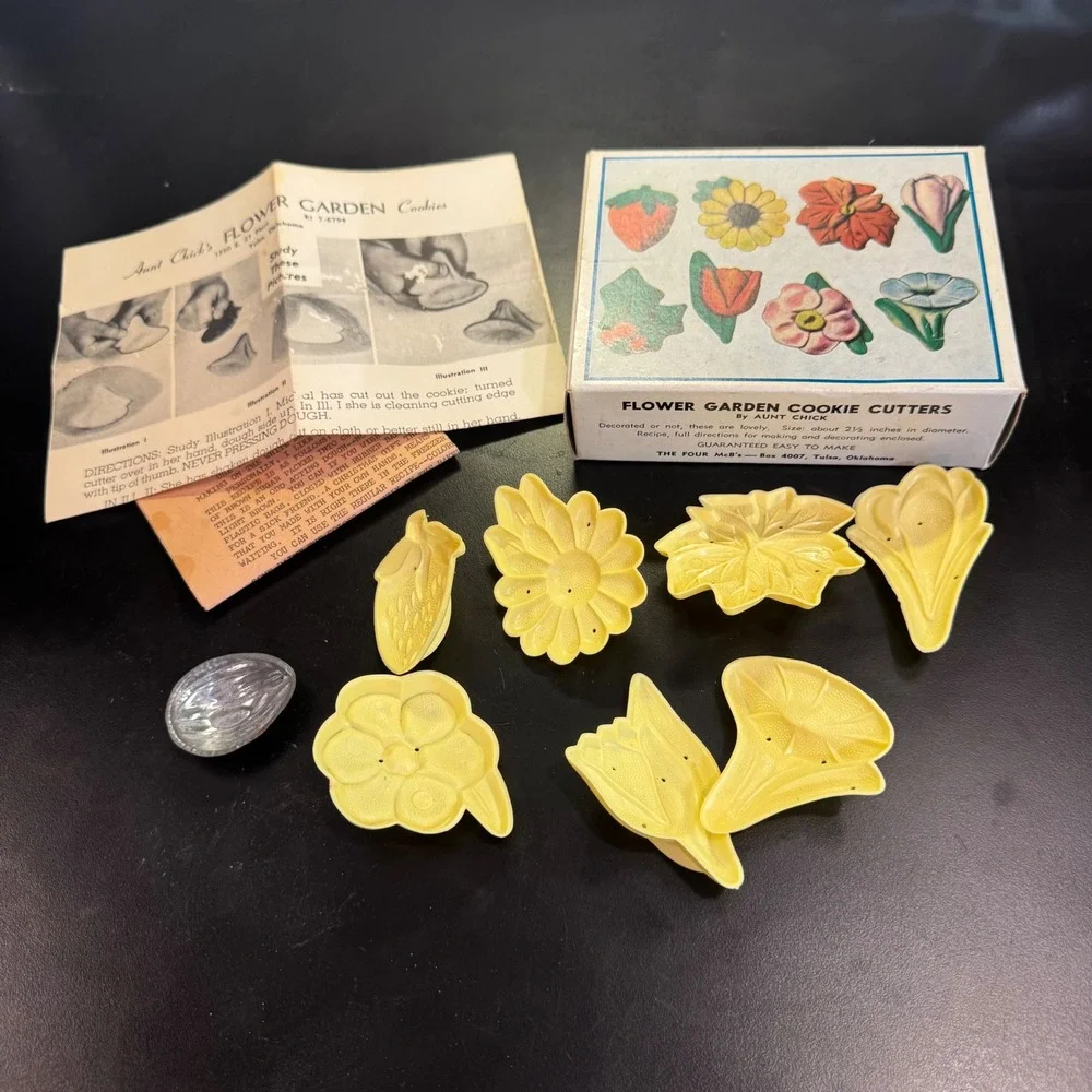 Aunt Chick Flower Garden Cookie Cutters Set Yellow Vintage 1950s Kitchenware